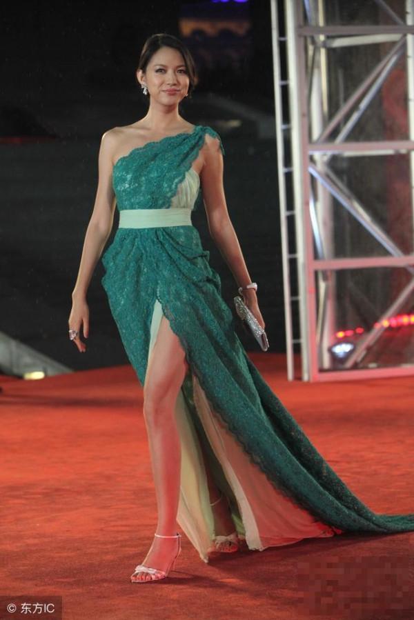 >张梓琳走红毯，网友：这裙子就是为你量身定做的，高跟鞋很精美！