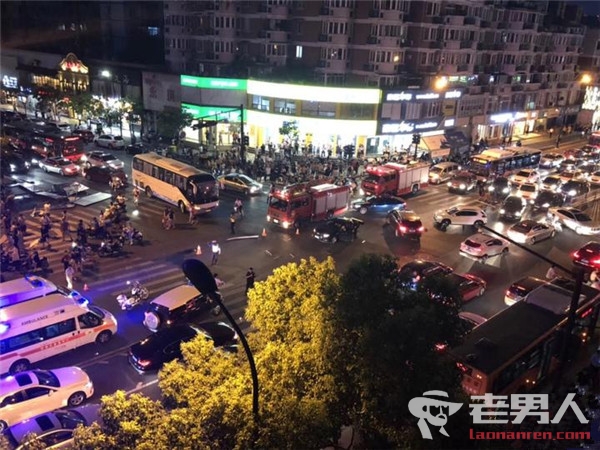 杭州竞舟路发生车祸 轿车撞上行人致十几人受伤