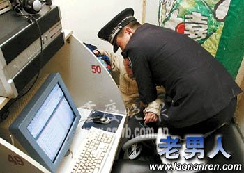 研究生看黄色网站 遇警方检查被吓晕[组图]