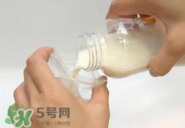 开水冲奶粉会破坏营养吗？什么水温冲奶粉好？