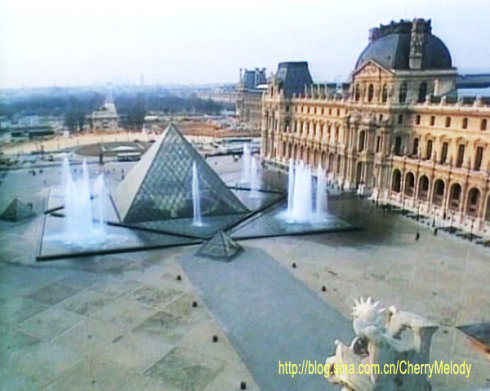 卢浮宫入口处的玻璃金字塔
