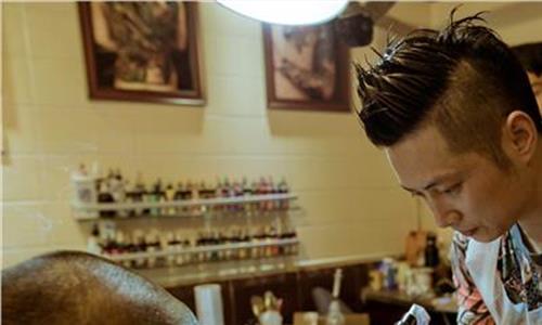 纹身师学徒 西昌的纹身师收入都不错 每月都能挣两三万元