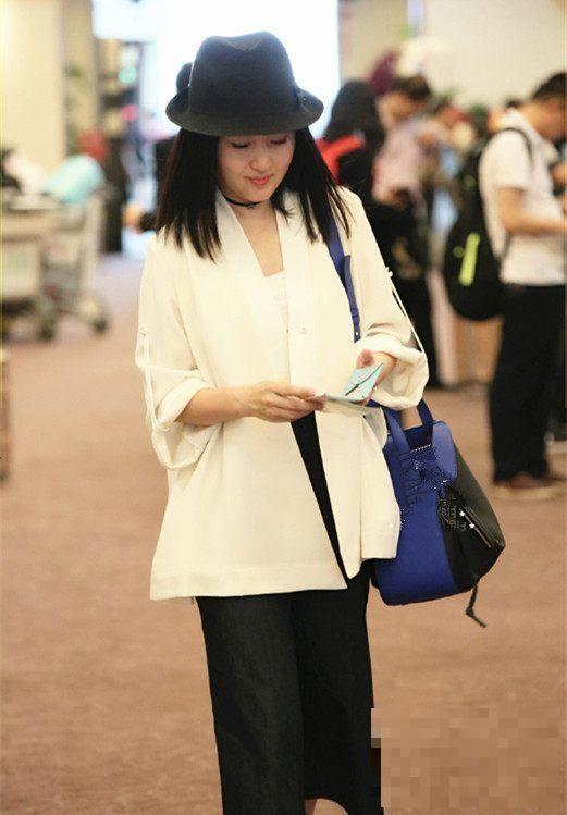 >杨钰莹现机场，白色开衫+阔腿短裤好时髦，气质不输42岁赵薇！