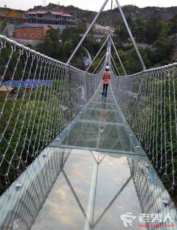 >泉州首条玻璃栈道南安丰州玻璃桥 给你100个胆你敢去体验吗？