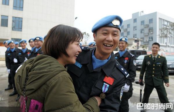 中国维和警察回国 与新婚妻子这一吻足足等了一年