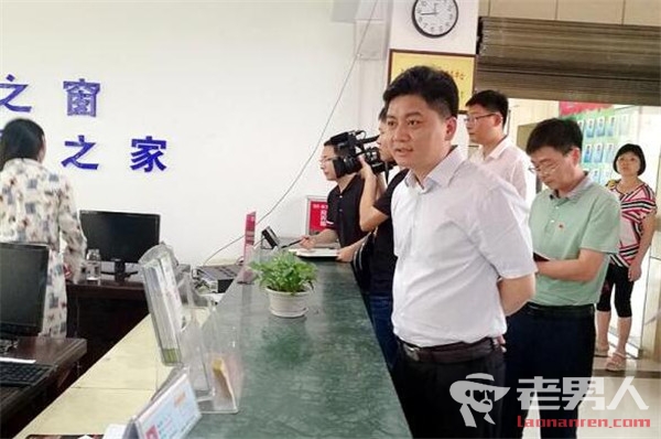 >窗口人员戴耳机听歌被辞退 网友拍手叫好