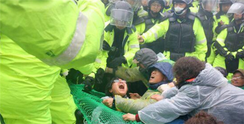 韩国强制疏散居民 现场出动3000多名警察