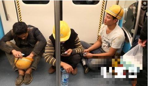 重庆农民工下班坐地铁1号线回家 一身疲乏坐地上怕影响他人