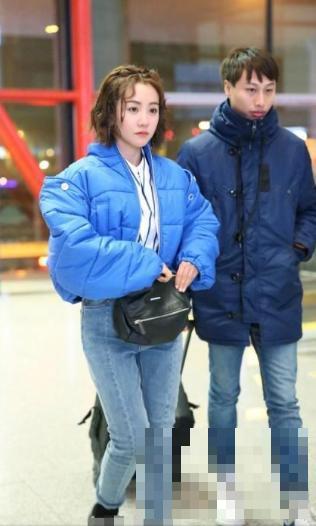 >三十七岁的杨蓉素颜现身机场，新发型大惹争议