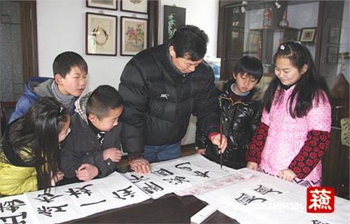 张建明画家 南京残疾人书画家张建明义务帮教贫困儿童