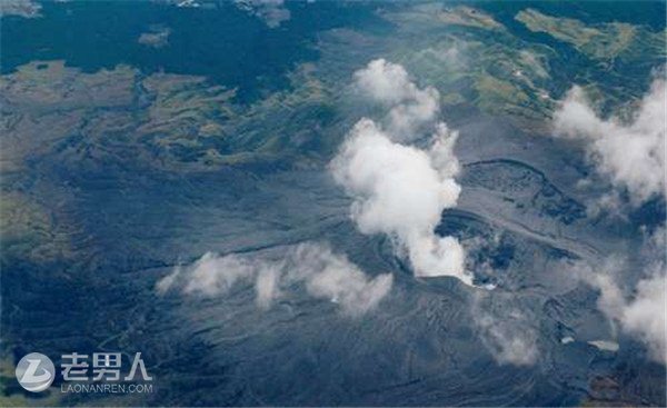 日本著名火山阿苏山喷发 火山灰逾万米