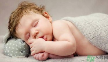 宝宝特别喜欢含着手指睡觉怎么办？怎样纠正宝宝含着手指睡觉的习惯？