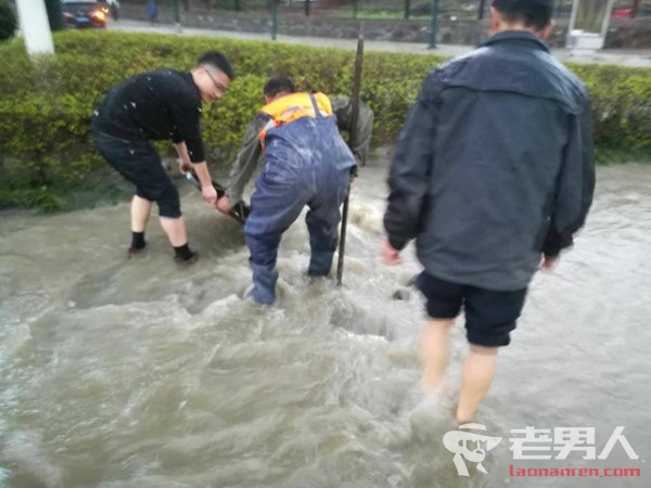 >合肥暴雨突袭 道路积水严重环卫工徒手清理垃圾