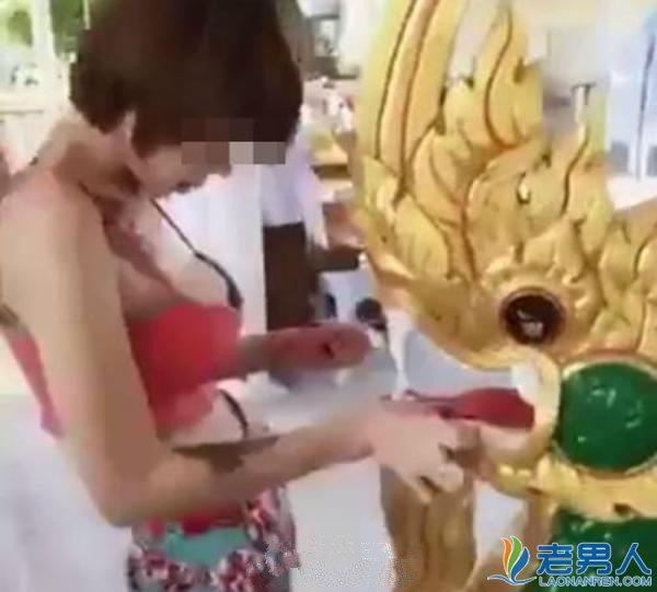 >泰国女生着装暴露穿吊带小短衣进庙拜佛遭批