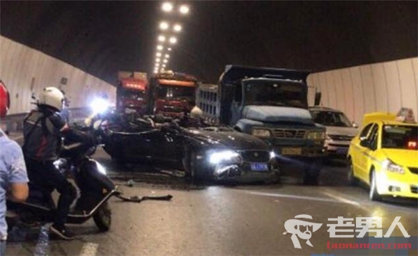 重庆隧道多车相撞 所幸无人员伤亡