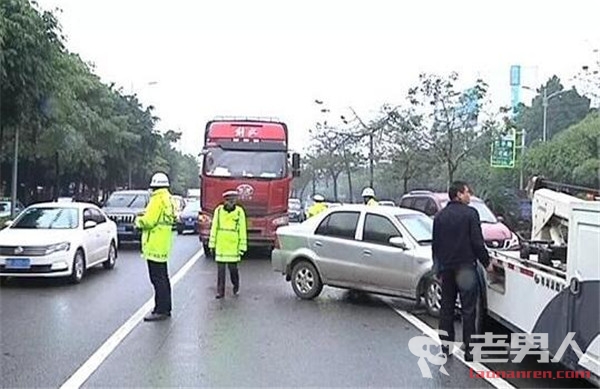 >司机避让狗致连环车祸 七车连撞损毁严重