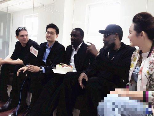 >Akon爆天王MJ伪装看电影趣事 大赞张信哲和Suby