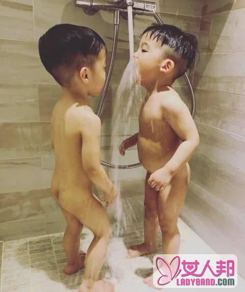 >范玮琪双胞胎儿子洗澡 兄弟俩在轮流喝水吗?