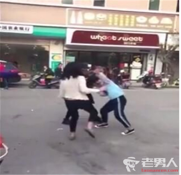 >4女孩当街拳脚互殴 群众劝架她们却未停手