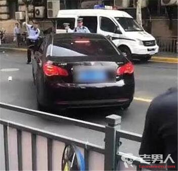 上海网约车冲撞警车 司机被民警当场制服