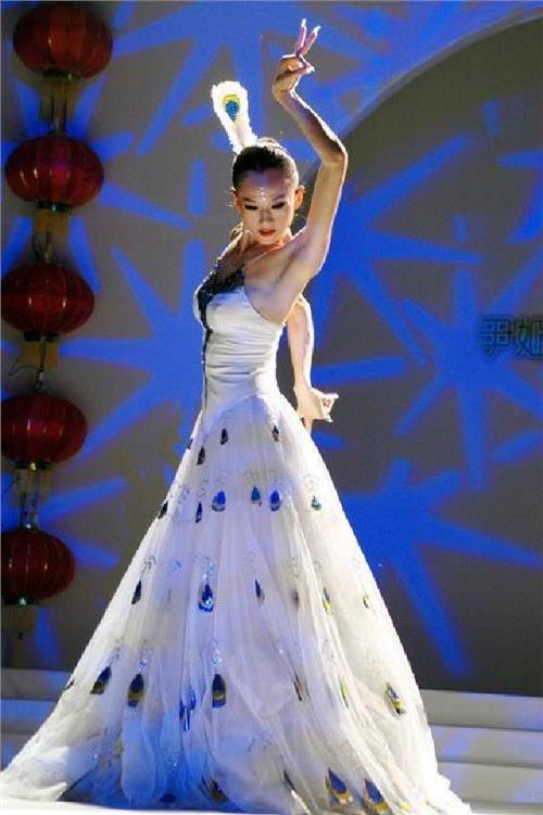 >著名舞蹈艺术家杨丽萍舞蹈18个真人表演(经典欣赏)