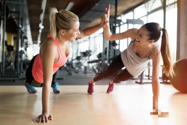 女生练平板支撑能减肥吗 怎样科学的锻炼