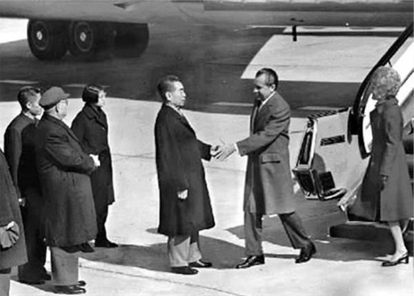 >从杜勒斯拒绝握手到尼克松主动握手 这种变化的历史原因是什么