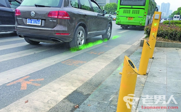 >行人闯红灯遭水喷 网友：红绿灯下的高科技