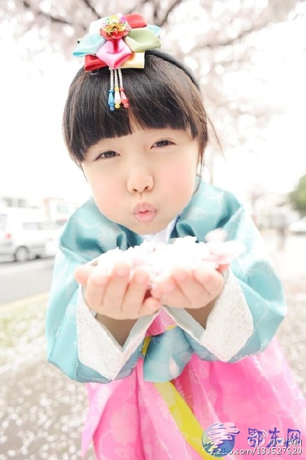 6岁女童出写真集 美心妹妹杨铠凝大尺度照片引争议