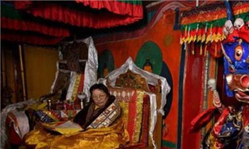 印度女活佛 探秘尼泊尔女活佛的生活 受人膜拜的“处女神”