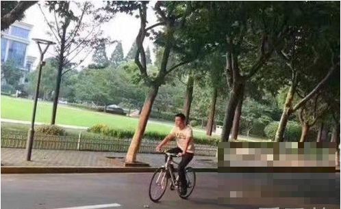 胡歌上海骑自行车图片：在复旦校园里悠闲骑行