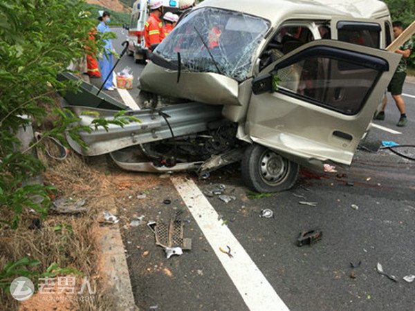 >面包车高速失控撞护栏 民警询问巧破绑架案