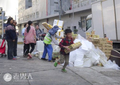 >香港一垃圾站存放700多箱过期薯条 竟遭人哄抢！