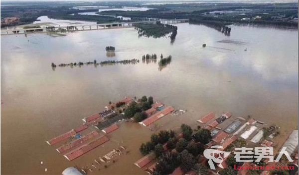 山东寿光发生洪灾 村庄被淹水深到腰部