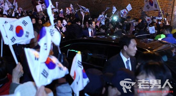 朴槿惠搬离青瓦台 遭弹劾后仍面带微笑