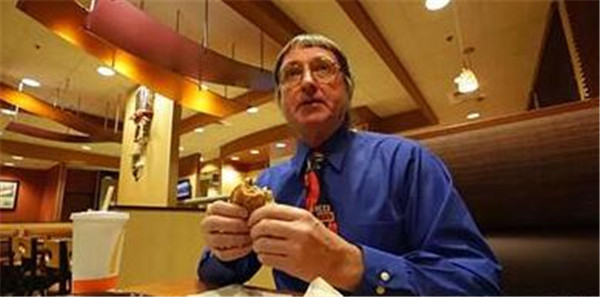 美国老人46年吃3万个汉堡 每天吃两个巨无霸