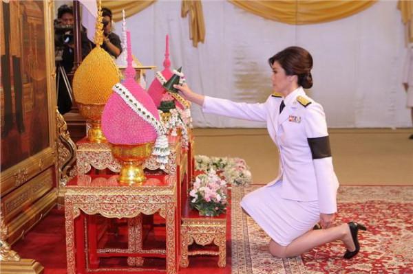 >泰国总统英拉图片 泰国总理英拉沐浴丑闻图片 泰国总理英拉怀孕性感图片
