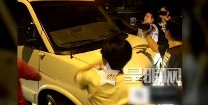 释小龙司机殴打摄影师 口头道歉与否认声明形成前后矛盾