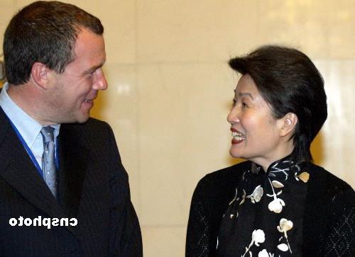 >章启月黑暗时 中国驻比利时大使章启月向反法西斯女英雄献花