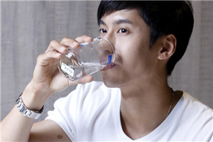 >喝太多水对肾脏不好吗 恐增加肾脏负担