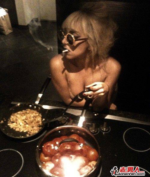 Lady Gaga穿内衣叼烟做饭照片曝光