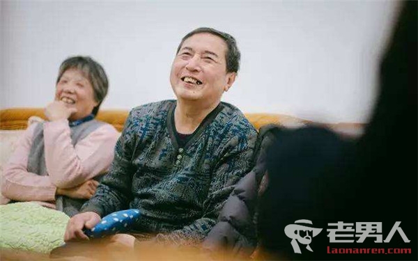 72岁老汉变性手术 相伴多年的妻子变姐妹