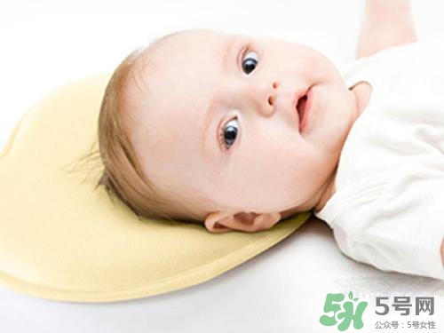 新生儿多久可以睡枕头？新生儿睡多高的枕头？