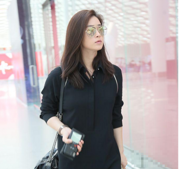 蒋欣现身深圳机场，身着一件黑色长裙，大秀美腿，看似心情很好