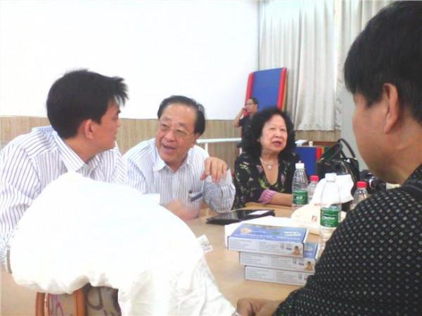 魏基成夫妇的照片 在澳籍华人魏基成夫妇助听器捐赠仪式上的讲话