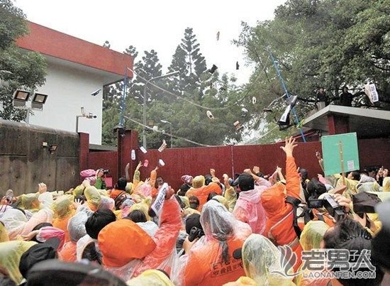 台湾近千名收费员在马英九官邸静坐 集体扔鞋