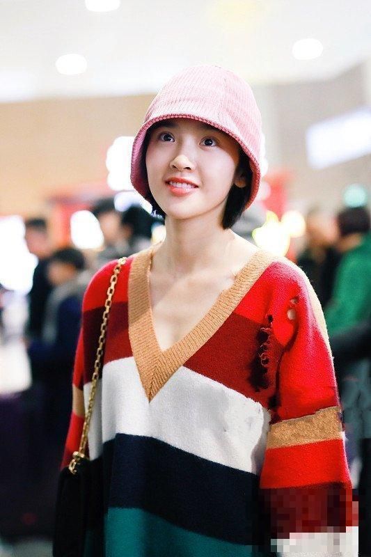 唐艺昕打扮的太嫩了吧, 一身彩色长款毛衣现身机场, 美回了18岁!
