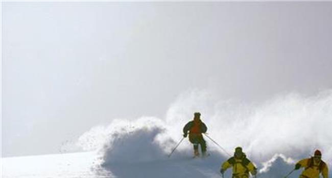 【滑雪运动图片】助力滑雪运动纵深发展 融创滑雪学校正式开学