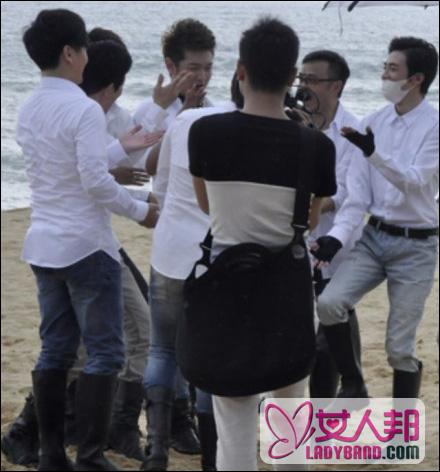 俞灏明拍摄《天天向上》宣传照曝光 白衬衣长筒靴风采依旧