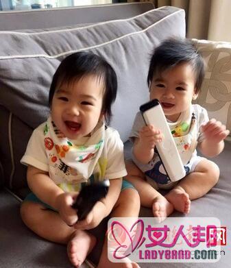 林志颖双胞胎儿子九个月了 兄弟俩并肩坐在沙发上萌爆了